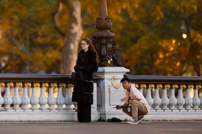 Angelina Jolie, accompagnée de son fils Pax, sur le tournage du biopic "Maria" sur la vie de Maria Callas sur le pont Alexandre III à Paris, le 11 octobre 2023.