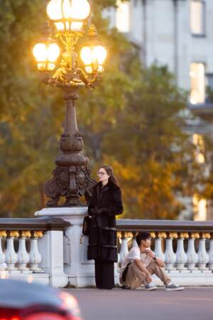 Angelina Jolie, accompagnée de son autre fils Pax, sur le tournage du biopic "Maria" sur la vie de Maria Callas sur le pont Alexandre III à Paris, le 11 octobre 2023.
