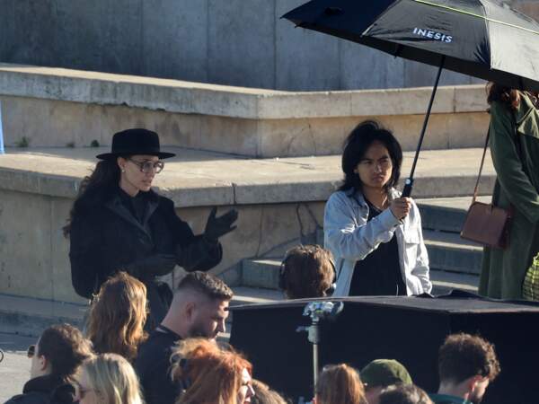 Un jour avant, le 11 octobre 2023, l'actrice a été photographiée avec son fils Maddox, l'assistant parapluie du jour. 