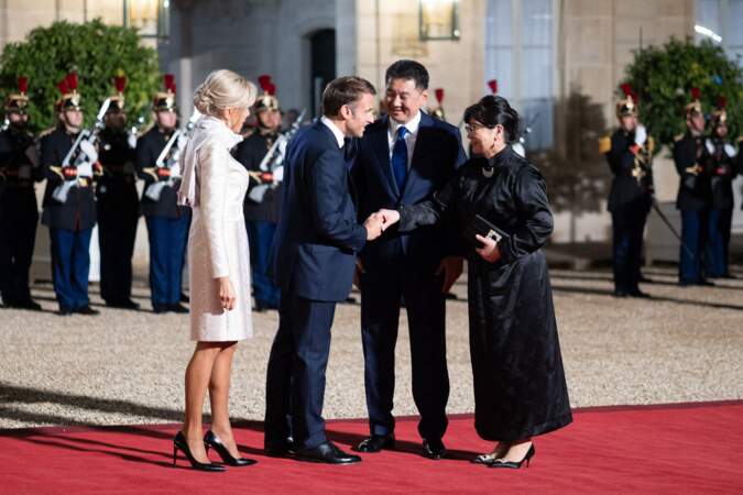 Emmanuel Macron et son épouse Brigitte Macron accueillent le président et la première dame de Mongolie pour un dîner d'État au palais de l'Élysée à Paris, le 12 octobre 2023.