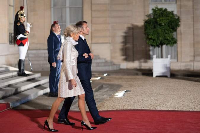 Emmanuel Macron et son épouse Brigitte Macron vont à la rencontre du président et de la première dame de Mongolie pour un dîner d'État au palais de l'Élysée à Paris, le 12 octobre 2023.
