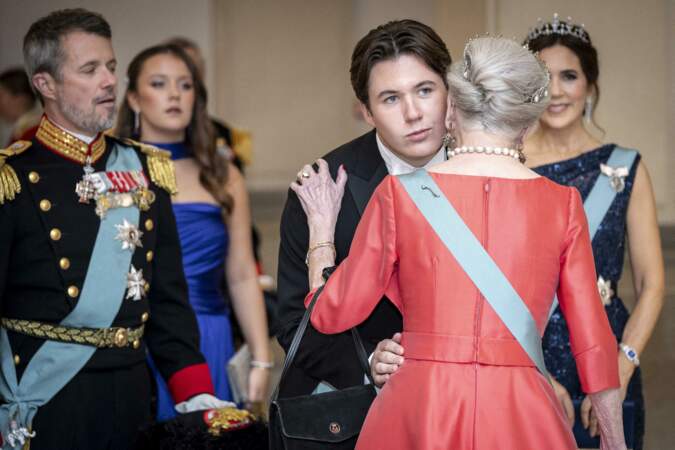 Le fils aîné du prince héritier Frederik a reçu pour l’occasion l’ordre de l’Éléphant des mains de sa grand-mère, la reine Margrethe II. 