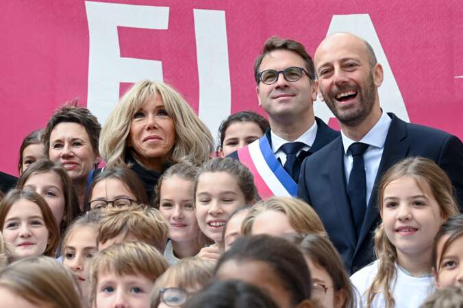 Brigitte Macron fait une photo générale avec tous les enfants