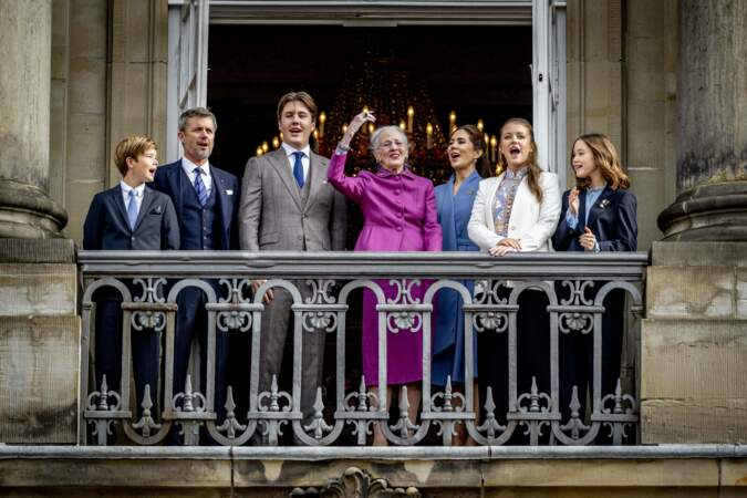 Sur le balcon, il est entouré de Reine Margrethe, Princesse Mary, Prince Frederik, Princesse Isabella, Princesse Josephine et Prince Vincent.