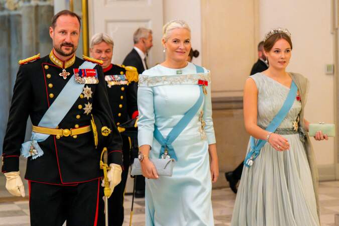 Le prince héritier Haakon de Norvège avec sa femme la princesse Mette-Marit et leur fille la princesse Ingrid Alexandra au château de Christiansborg à Copenhague, le 15 octobre 2023.