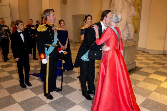 La reine Margrethe II du Danemark, le prince héritier Frederik et la princesse héritière Mary du Danemark avec le prince Christian, la princesse Isabella, le prince Vincent et la princesse Joséphine.