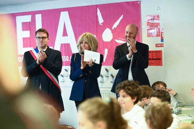 Brigitte Macron, Geoffroy Boulard et Stanislas Guerini félicitent les enfants une fois la dictée terminée