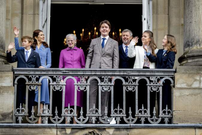 La reine Margrethe II de Danemark, le prince Frederik, la prince Mary, la princesse Isabella, le prince Vincent et la princesse Joséphine.