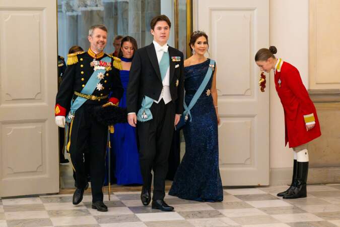 Le prince héritier Frederik et la princesse héritière Mary du Danemark avec le prince Christian.