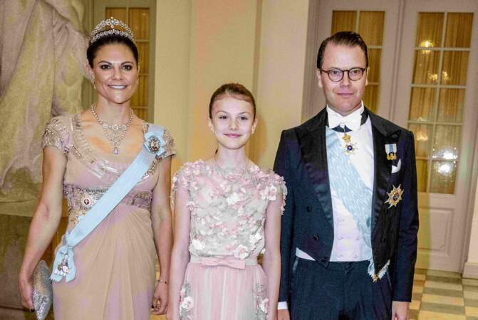 La princesse héritière de Suède Victoria, la princesse Estelle et le prince Daniel arrivent au dîner de gala organisé à l'occasion du 18e anniversaire du prince Christian de Danemark.