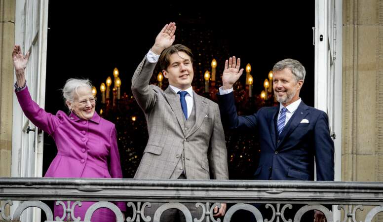 Le prince Christian de Danemark fête ses 18 ans entouré de la famille royale au balcon d’Amalienborg à Copenhague le 15 octobre 2023.