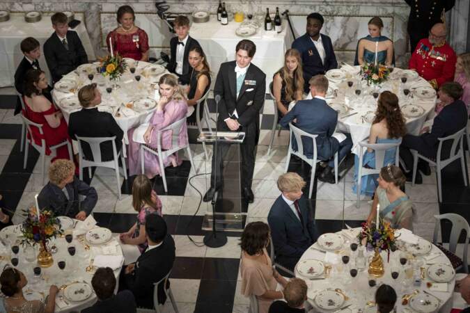 Le prince Christian s'exprime lors de son 18e anniversaire, célébré par un dîner de gala au château de Christiansborg à Copenhague.