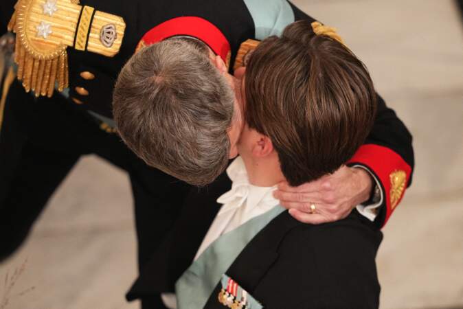 Le prince héritier Frederik serre le prince Christian dans ses bras.