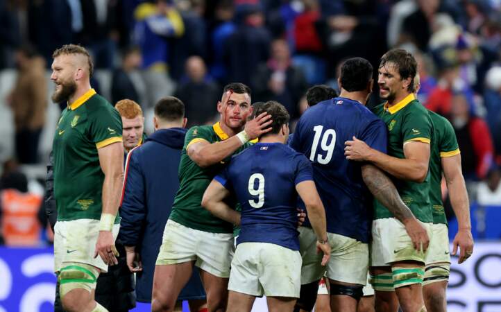 Défaite des bleus lors de la Coupe du Monde de Rugby 2023 : les joueurs se réconfortent.