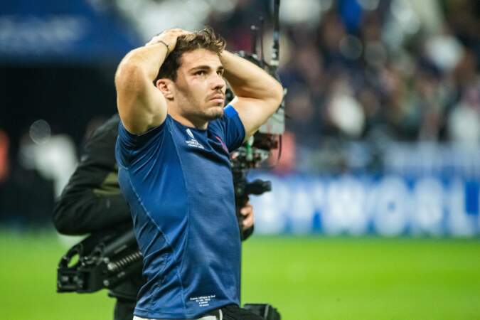 Lors de la Coupe du Monde de Rugby 2023, la France a affronté l'Afrique du Sud au Stade de France.
Le demi de mêlée du XV de France a difficilement retenu ses larmes après la défaite enregistrée en quart de finale. Antoine Dupont s'est effondré.