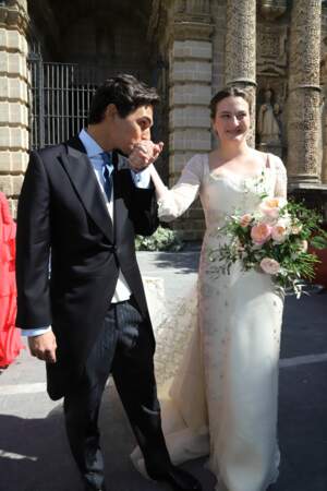 Maxime Corneille fait un tendre baiser sur la main de sa femme