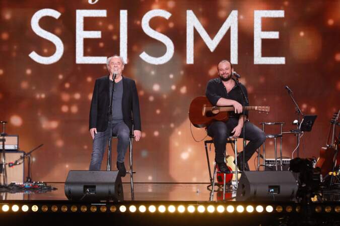 Maxime Le Forestier et son fils Arthur chantent "Né quelque part" lors de l'émission "Unis face au séisme" à l'Olympia diffusée en direct sur France 2 le 14 mars 2023 après les tremblements de terre qui ont dévasté la Turquie et la Syrie.