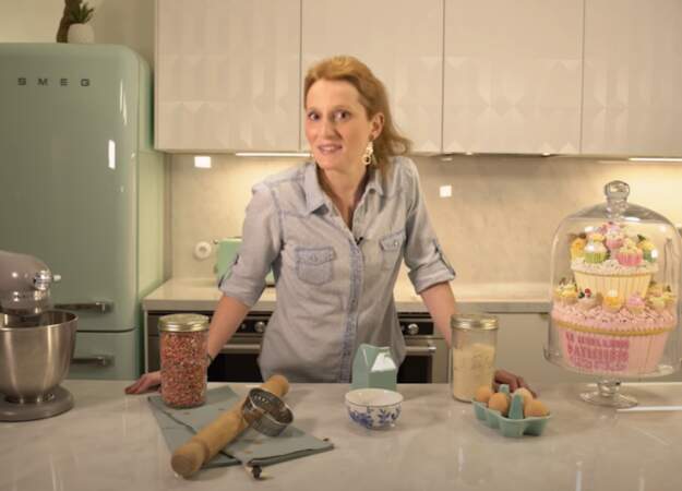 Elle publie aussi des vidéos autour de la pâtisserie sur sa chaine Youtube.