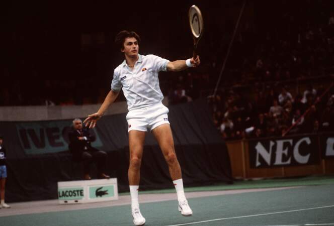 Henri Leconte est né le 4 juillet 1963. Il commence sa jeune carrière de tennisman par des victoires aux championnats de France. En 1983 sur la photo, il a 20 ans