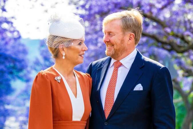 Le roi Willem-Alexander et la reine Maxima des Pays-Bas dans une allée d'arbres Flamboyant bleu, à l'occasion de leur visite officielle de 3 jours en Afrique du Sud.
