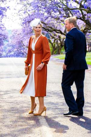 Le roi Willem-Alexander et la reine Maxima des Pays-Bas dans une allée d'arbres Flamboyant bleu, à l'occasion de leur visite officielle de 3 jours en Afrique du Sud.