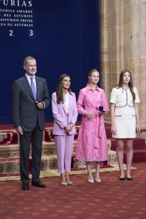 Le roi Felipe VI d'Espagne, la reine Letizia d'Espagne, l'Infante Sofia d'Espagne et la princesse Leonor lors des prix Princesse des Asturies