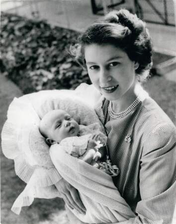 La princesse Anne est née le 15 août 1950. Elle est la deuxième enfant et la seule fille parmi les quatre enfants de la reine Elizabeth II et du prince Philip, duc d'Édimbourg. En 1950 sur la photo, elle a moins d'un an