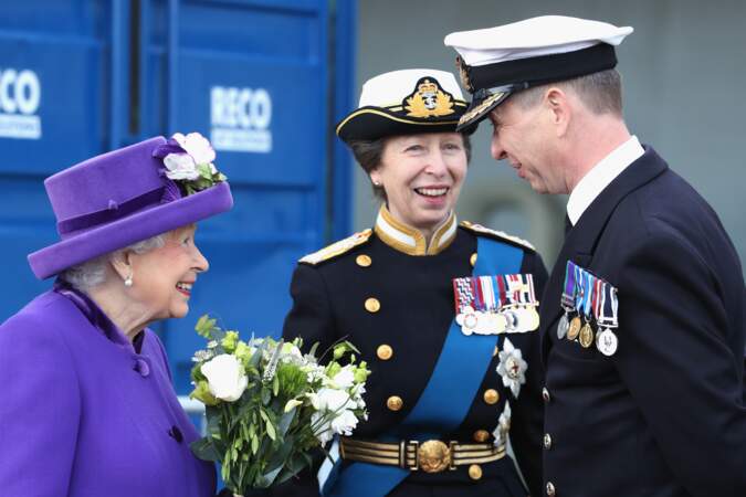 En 2017, avec la reine Elisabeth II, Anne d'Angleterre passe en revue les troupes du porte avions HMS Queen Elizabeth à Portsmouth. 