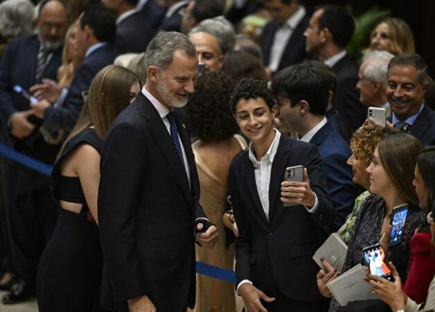 Le roi Felipe VI d’Espagne prend des photos avec ses fans
