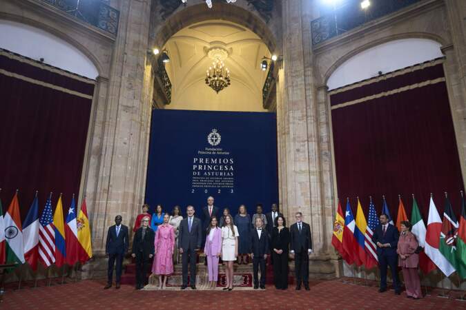 Le lendemain, c'est unie et vêtue de rose et blanc que la famille royale d'Espagne a accueilli les lauréats des prix Princesse des Asturies lors d'une réception à Oviedo