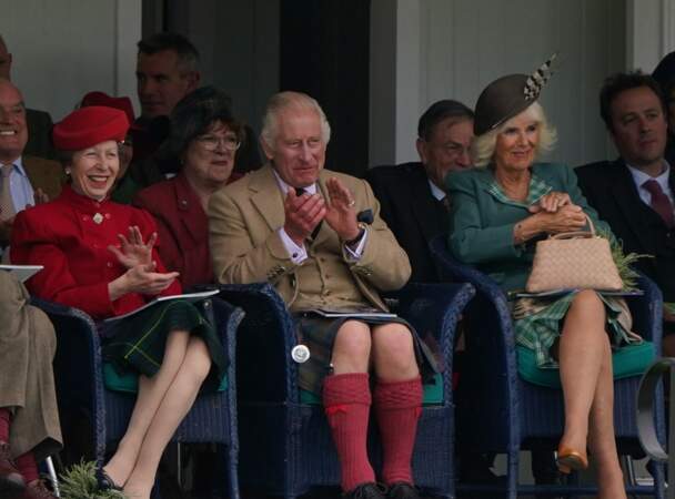 En 2023, aux côtés du roi Charles III d'Angleterre et de la reine Camilla, la princesse Anne assiste aux "Braemar Gathering highland games" à Braemar. Elle a 73 ans