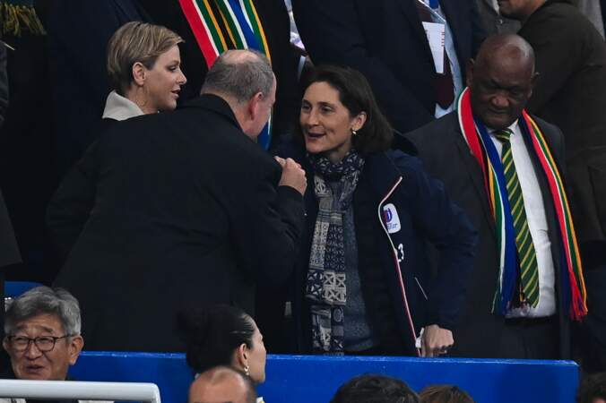 Le prince Albert II de Monaco et son épouse, la princesse Charlène et Amélie Oudéa-Castéra, lors du match de la demi-finale de la Coupe du Monde de Rugby entre l'Angleterre et l'Afrique du Sud au Stade de France le 21 octobre 2023 à Paris.