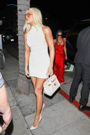 Khloe et Kim Kardashian à l'anniversaire de Kim Kardashian sur le thème "Extravagance".