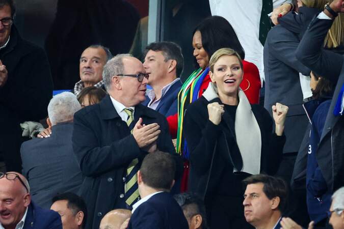 Le prince Albert II de Monaco et son épouse, la princesse Charlène, lors du match de la demi-finale de la Coupe du Monde de Rugby entre l'Angleterre et l'Afrique du Sud au Stade de France le 21 octobre 2023 à Paris.