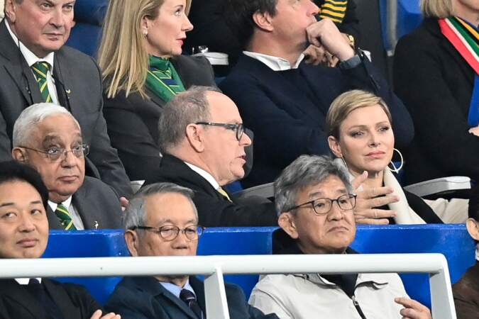 Le prince Albert II de Monaco et son épouse, la princesse Charlène, lors du match de la demi-finale de la Coupe du Monde de Rugby entre l'Angleterre et l'Afrique du Sud au Stade de France le 21 octobre 2023 à Paris. Un match remporté sur le fil 16 à 15 par les Springboks contre le XV de la Rose