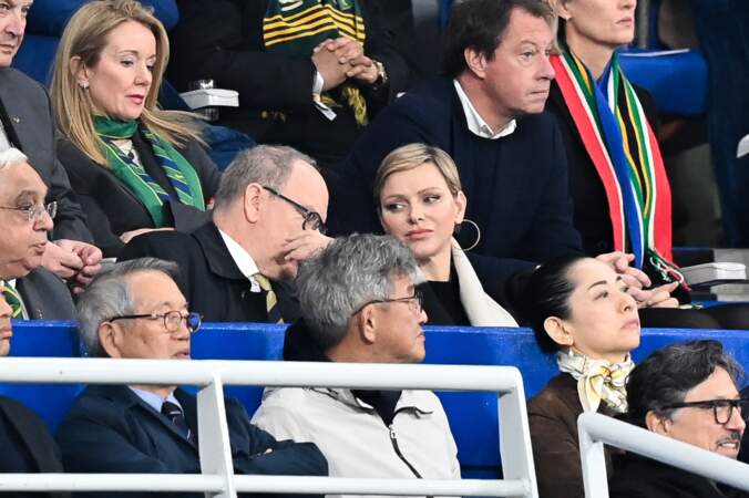 Le prince Albert II de Monaco et son épouse, la princesse Charlène, lors du match de la demi-finale de la Coupe du Monde de Rugby entre l'Angleterre et l'Afrique du Sud au Stade de France le 21 octobre 2023 à Paris.