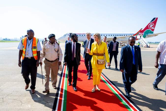 La reine Maxima des Pays-Bas arrive à l'aéroport international de Kisumu et est accueillie par le gouverneur du comté de Kisumu, Peter Anyang'Nyong'o le 23 octobre 2023