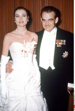 Grace Kelly, actrice américaine de et le Prince Rainier III de Monaco se rencontrent en 1955 lors du Festival de Cannes. 