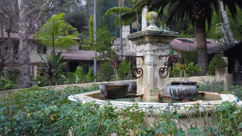 Dans les espaces extérieurs de l'ancienne villa de Jennifer Lopez, on peut y découvrir une fontaine