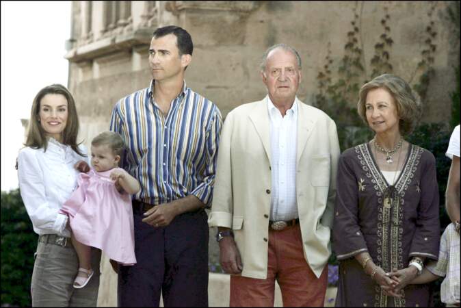 Ses parrain et marraine sont ses grands-parents paternels, le roi Juan Carlos et la reine Sophie d'Espagne.