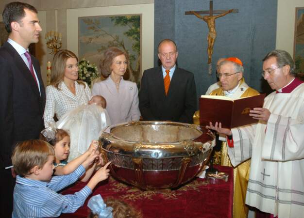 Le 7 janvier 2006, Leonor à un an, elle est baptisée au palais de la Zarzuela, lors d'une cérémonie publique à laquelle assistent de nombreux officiels espagnols. L'office religieux est dirigé par l'archevêque de Madrid, monseigneur Antonio Rouco Varela, et la princesse est aspergée avec de l'eau du Jourdain, puisée par les frères franciscains de Jérusalem. 