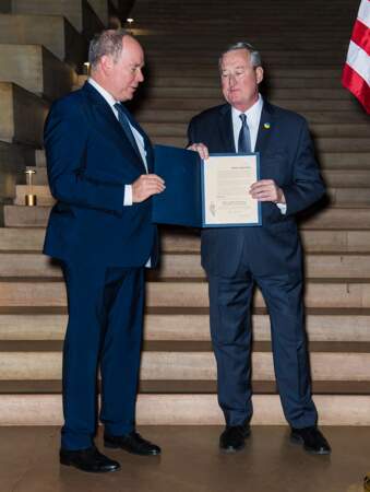 Le maire Jim Kenney présente une proclamation à Son Altesse Sérénissime le Prince Albert déclarant le 26 octobre la Fondation Prince Albert II de Monaco et la Journée de Monaco.