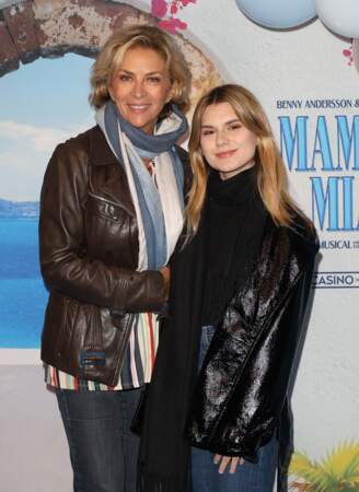 Soirée de gala pour la première de la comédie musicale "Mamma Mia ! Le Musical" : Corinne Touzet et la chanteuse Laura.