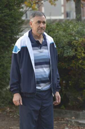 Jean Dell joue Michel Brimont, le père de Julien et Victoire, et le mari de Marie-France. 