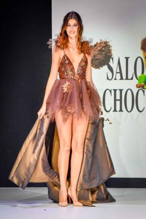 Sophie Vouzelaud, habillée par Maëlig Georgelin & Marie Ferrero-Favoriti pour MLF attitude couture, défile lors du Salon du chocolat 2023.