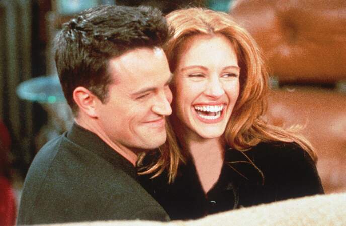 En 1995, Matthew Perry fréquente l'actrice américaine Julia Roberts, qui apparaît dans un épisode de la série Friends (saison 2, épisode 13). 