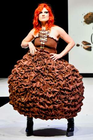 Adeline Toniutti, habillée par Pascal Brunstein pour Oacao & les créateurs Maud et Nathan Brunstein, défile lors du Salon du chocolat 2023.