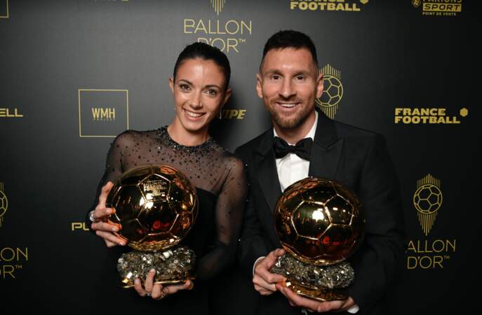 Aitana Bonmati et Lionel Messi avec leur Ballon d'or lors de la cérémonie de l'édition 2023, au théâtre du Châtelet, à Paris, le 30 octobre.
