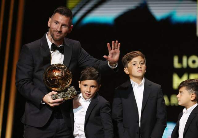 Lionel Messi a reçu le 8e Ballon d’or de sa carrière. Il a reçu son trophée en compagnie de ses enfants.