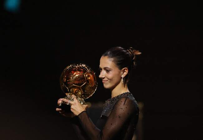 La joueuse espagnole du FC Barcelone, Aitana Bonmati a reçu le prix du Ballon d'Or féminin lors de la cérémonie de remise du Ballon d'Or 2023.